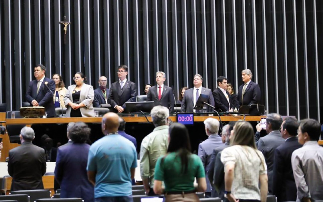 Imagem mostra mesa diretora do Congreso Naiconal durante sessão solene em homenagem aos 120 anos da Previ