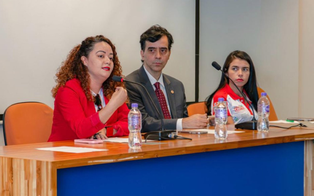 Lucimara Malaquias, secretária-geral do Sindicato, fala durante evento sobre dificuldade de sindicalização de jovens trabalhadores Lucimara Malaquias, secretária-geral do Sindicato, fala durante evento sobre dificuldade de sindicalização de jovens trabalhadores.