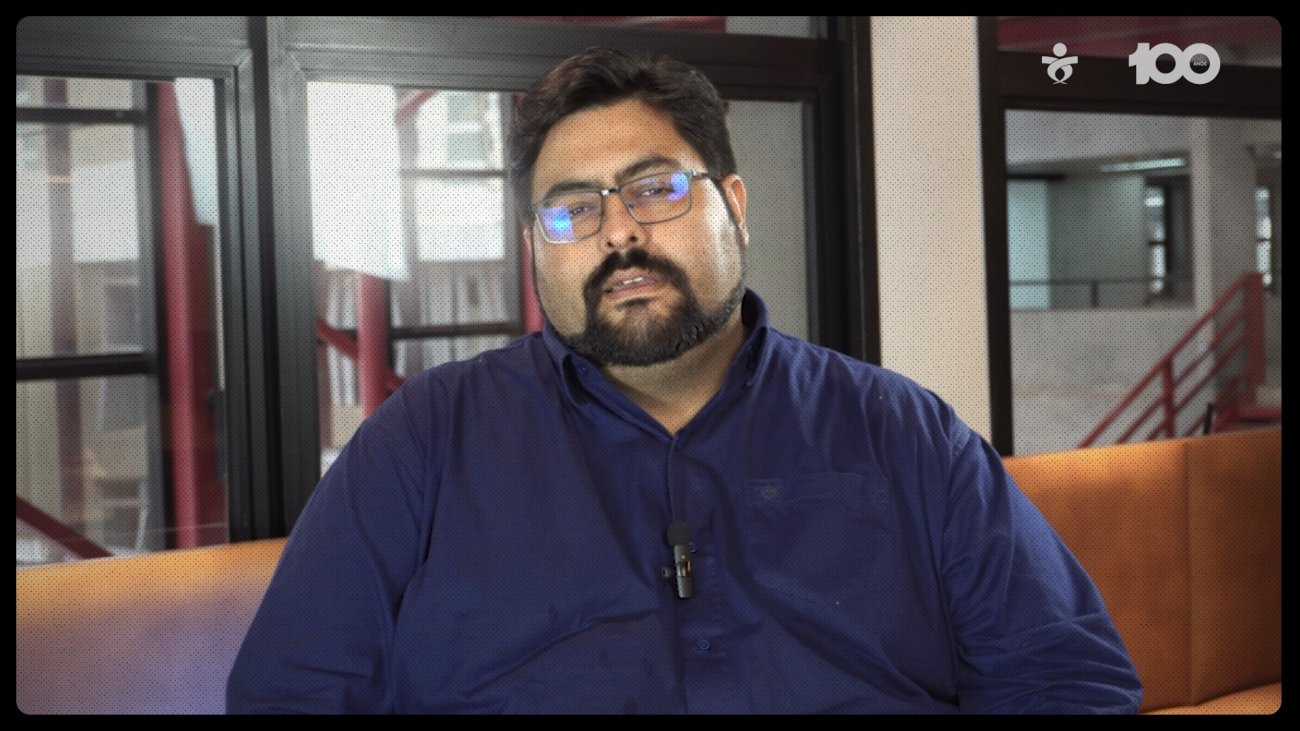 SEEB-SP Dionísio Reis, camisa azul marinho, cabelos pretos e óculos