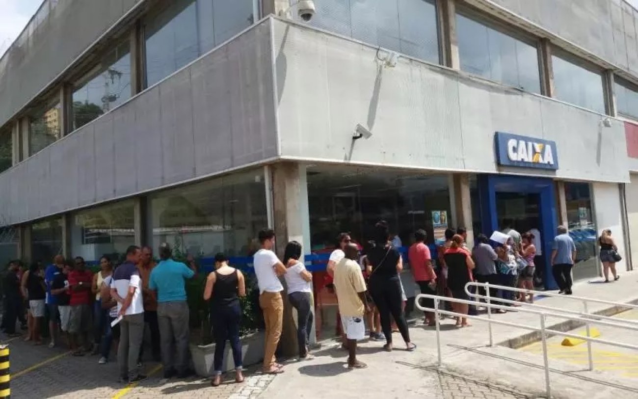 Imagem mostra fila diante de agência da Caixa Econômica Federal