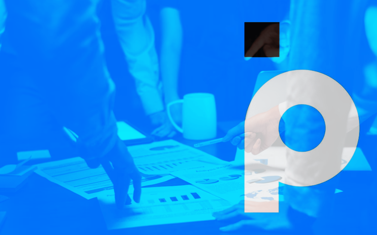 Imagem de uma reunião com um filtro azul e o logo do Banco Pan