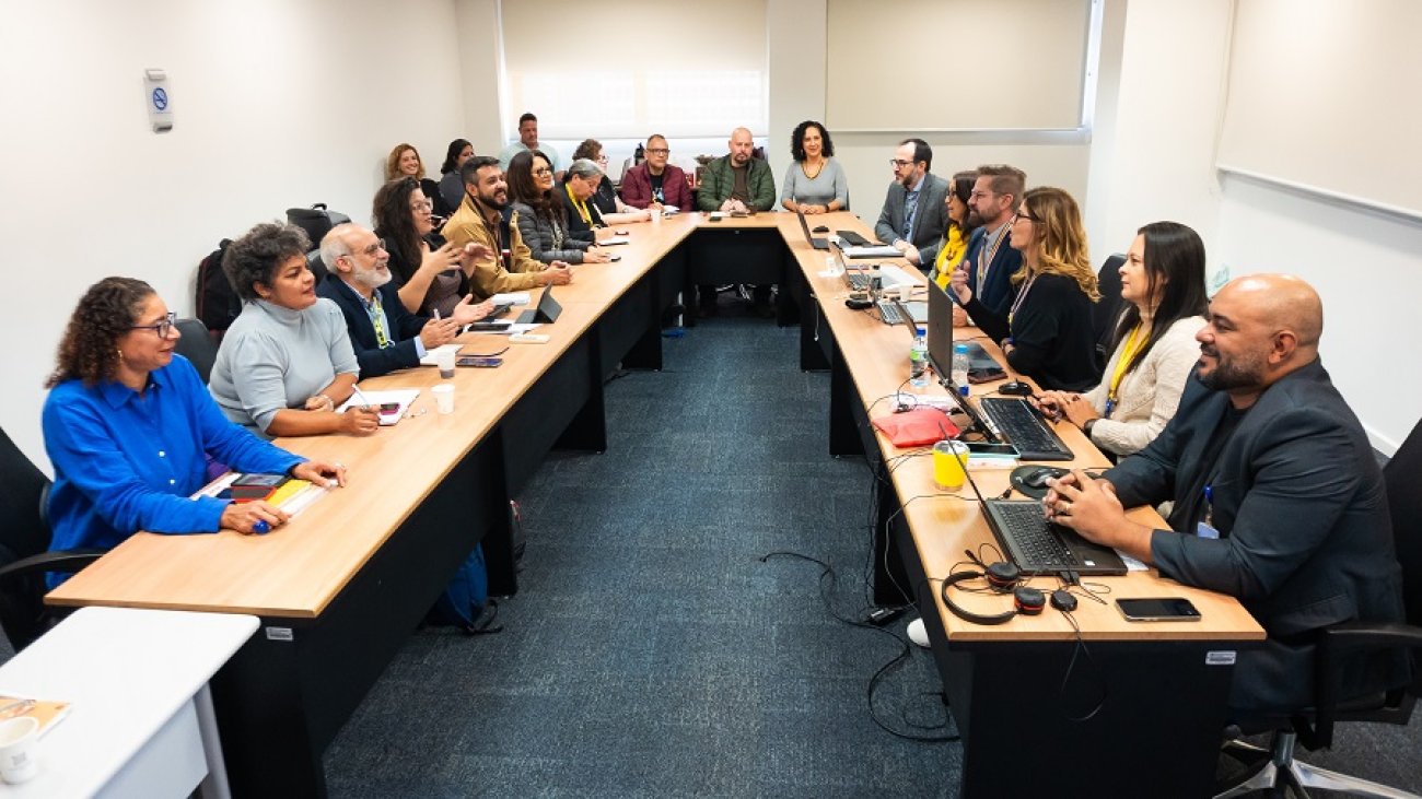 Imagem da mesa de negociação entre representantes do Banco do Brasil e dos funcionários