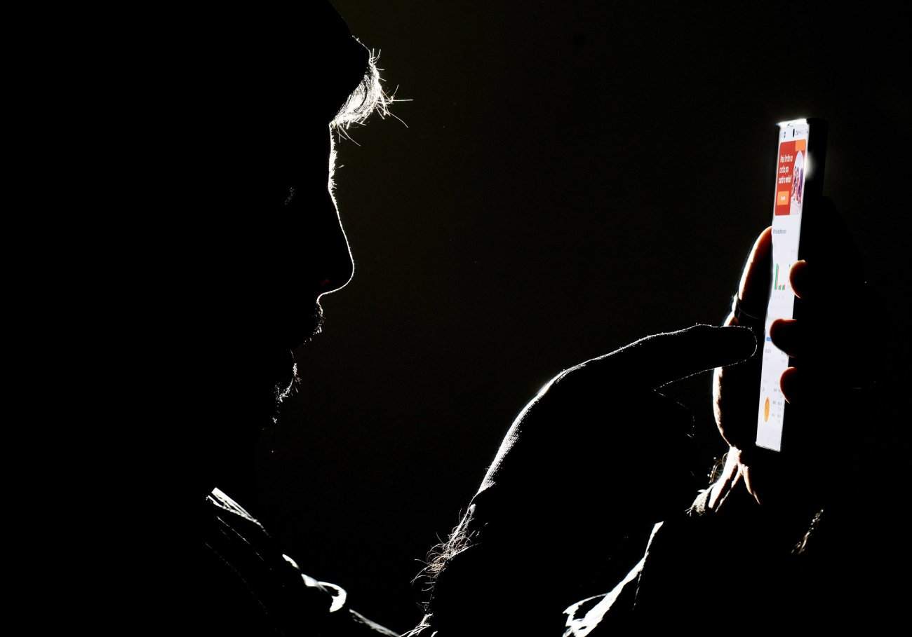 Foto: Joedson Alves/Agência Brasil Imagem mostra um homem mexendo no celular