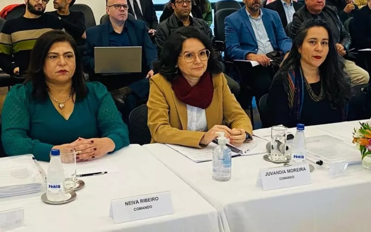 Neiva Ribeiro, à esquerda e Juvandia Moreira, ao centro, durante a segunda rodada de negociação da Campanha Nacional dos Bancários 2024 Neiva Ribeiro, à esquerda e Juvandia Moreira, ao centro, durante a segunda rodada de negociação da Campanha Nacional dos Bancários 2024