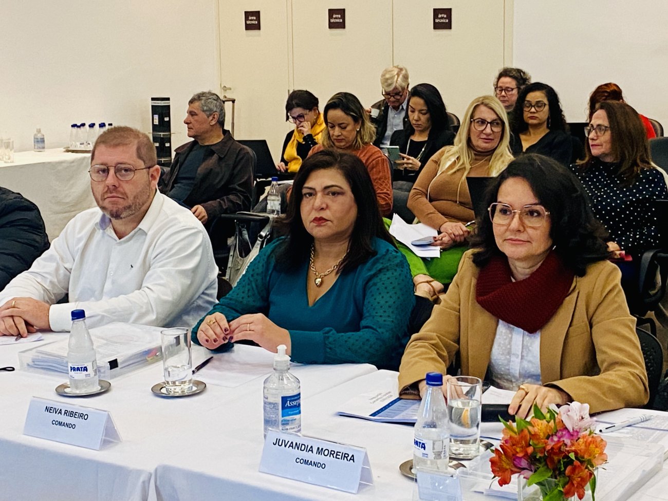 Neiva Ribeiro e Juvandia Moreira em mesa de negociação com a Fenaban