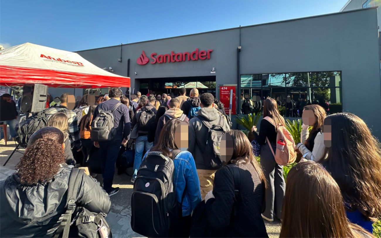 Foto: Diego Moraes Dia Nacional de Luta no Radar Santander. Na foto, bancários reunidos na porta do local