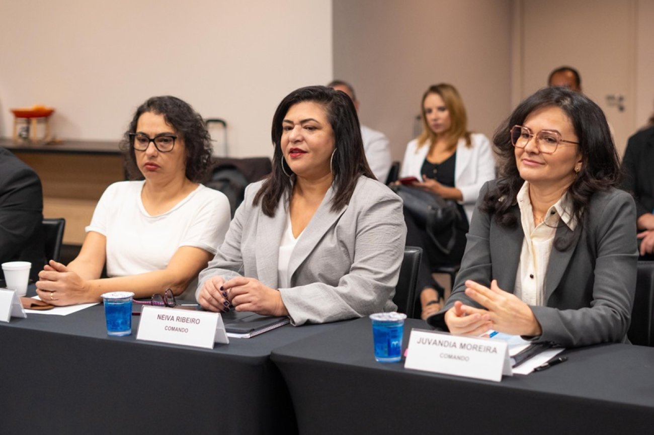 Aline Molina (a partir da esquerda), Neiva Ribeiro e Juvandia MOreira, respectivamente presidentas da Fetec-CUT/SP, do Sindicato dos Bancários de São Paulo e da Contraf-CUT, e membros do Comando Nacional dos Bancários Imagem mostra Aline Molina (a partir da esquerda), Neiva Ribeiro e Juvandia MOreira, respectivamente presidentas da Fetec-CUT/SP, do Sindicato dos Bancários de São Paulo e da Contraf-CUT, e membros do Comando Nacional dos Bancários