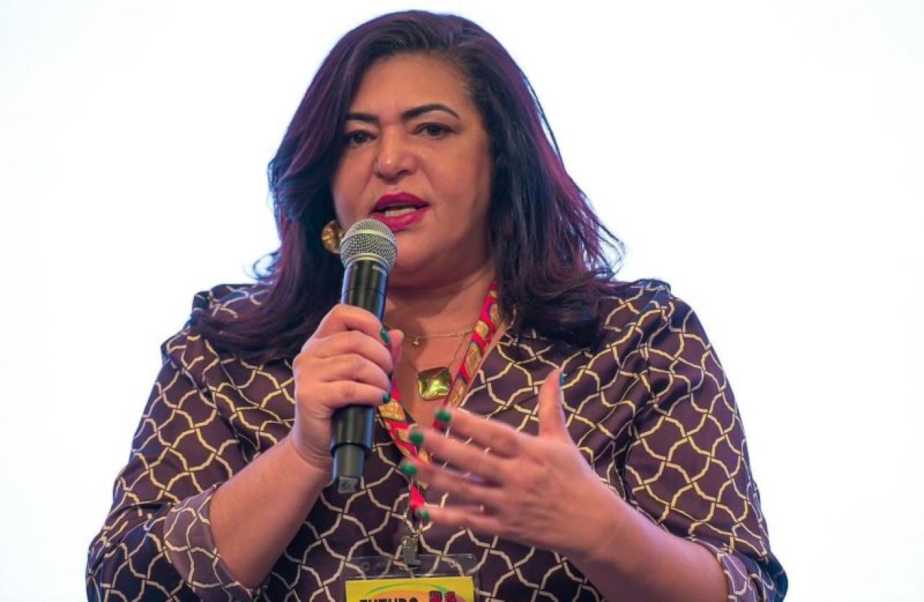Foto: Seeb-SP Neiva Ribeiro, presidenta do Sindicato, segura um microfone