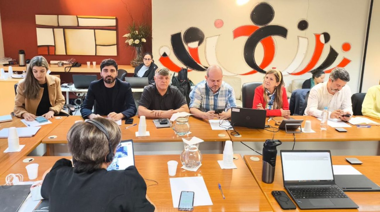 Imagem mostra reunião para a negociação do acordo coletivo de trabalho dos empregados da Caixa