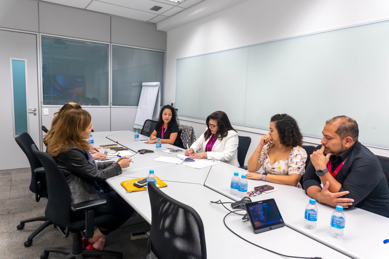 Neiva Ribeiro, presidenta do Sindicato dos Bancários, assina os ACTs ao lado dos dirigentes Márcio Rodrigues, Erica de Oliveira e Karen Souza