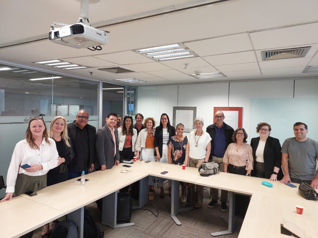 Dirigentes sindicais durante a assinatura da ACT Santander 2024 Pessoas em pé ao atrás da mesa antes da assinatura do acordo do Santander