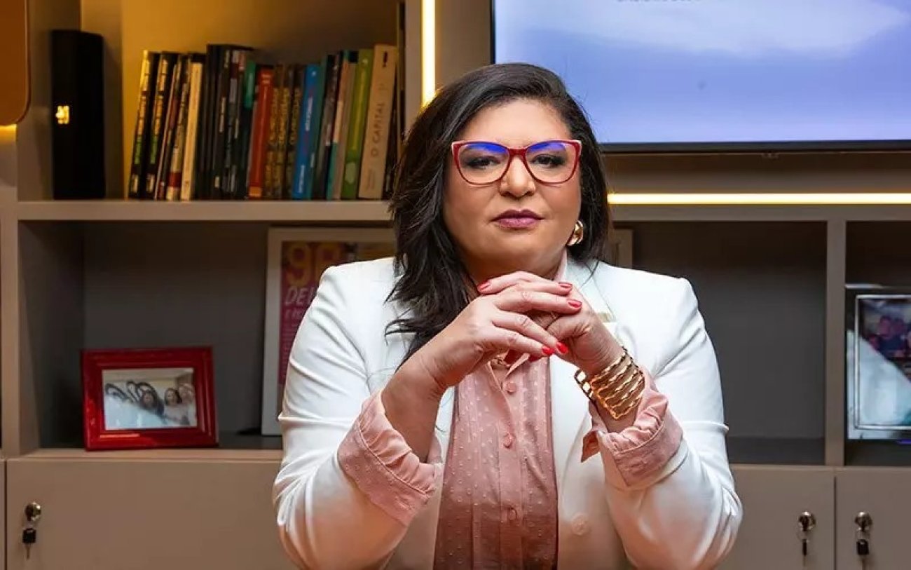 Foto: Seeb-SP Neiva Ribeiro, presidenta do Sindicato dos Bancários, veste um blazer branco e usa óculos