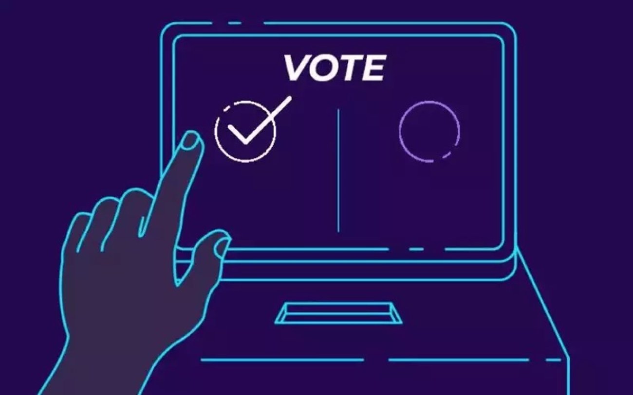 Imagem: Freepik Imagem de uma mão tocando em um computador, em tons de azul, e a palavra "vote" na tela