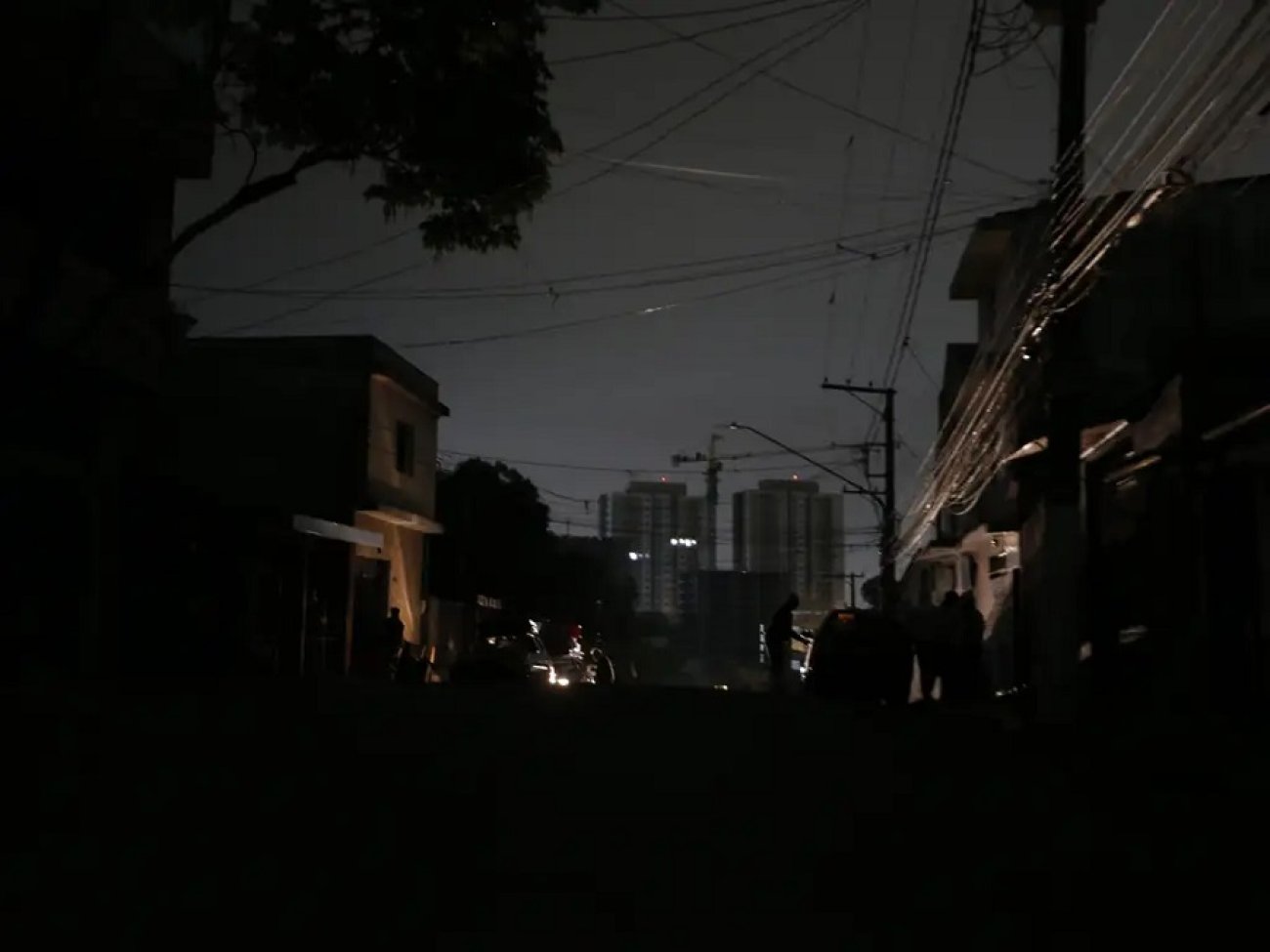 Avenida Padre Arlindo Vieira no bairro do Jabaquara sem energia elétrica devido ao temporal que atingiu São Paulo no dia 11.Foto: Paulo Pinto/Agência Brasil Avenida Padre Arlindo Vieira no bairro do Jabaquara sem energia elétrica