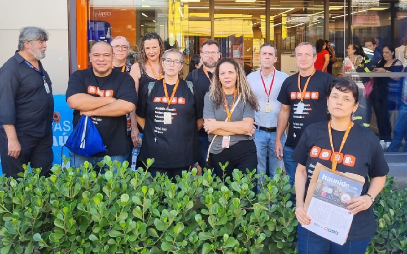 Dirigentes do Sindicato realizam segundo dia de protesto da campanha "Itaú 100 Bancos Diferentes". Foto: Seeb-SP Dirigentes do Sindicato dos Bancários em frente à agência do Itaú na Voluntários da Pátria