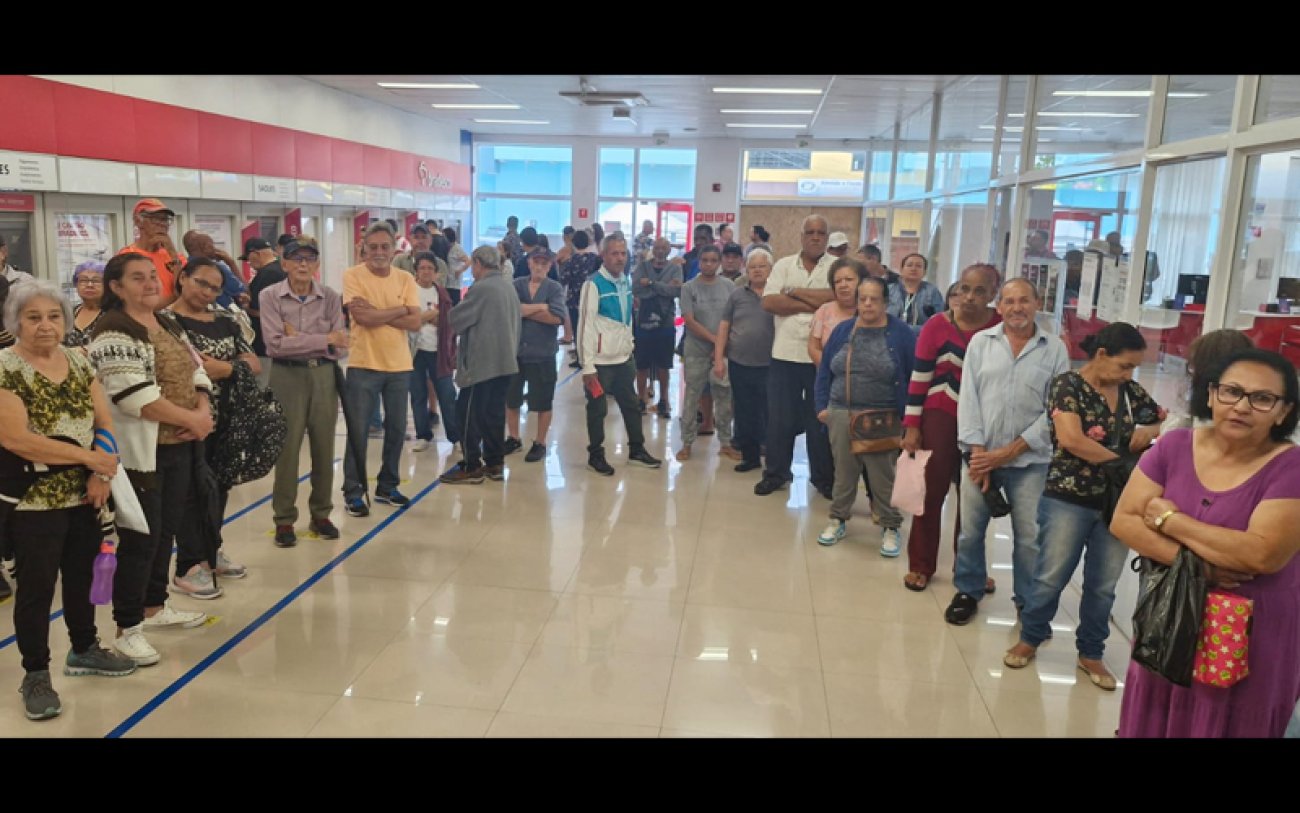 Área de autoatendimento lotada de uma unidade de negócios do Bradesco em Pirituba Imagem mostra área de autoatendimento lotada de uma unidade de negócios do Bradesco em Pirituba