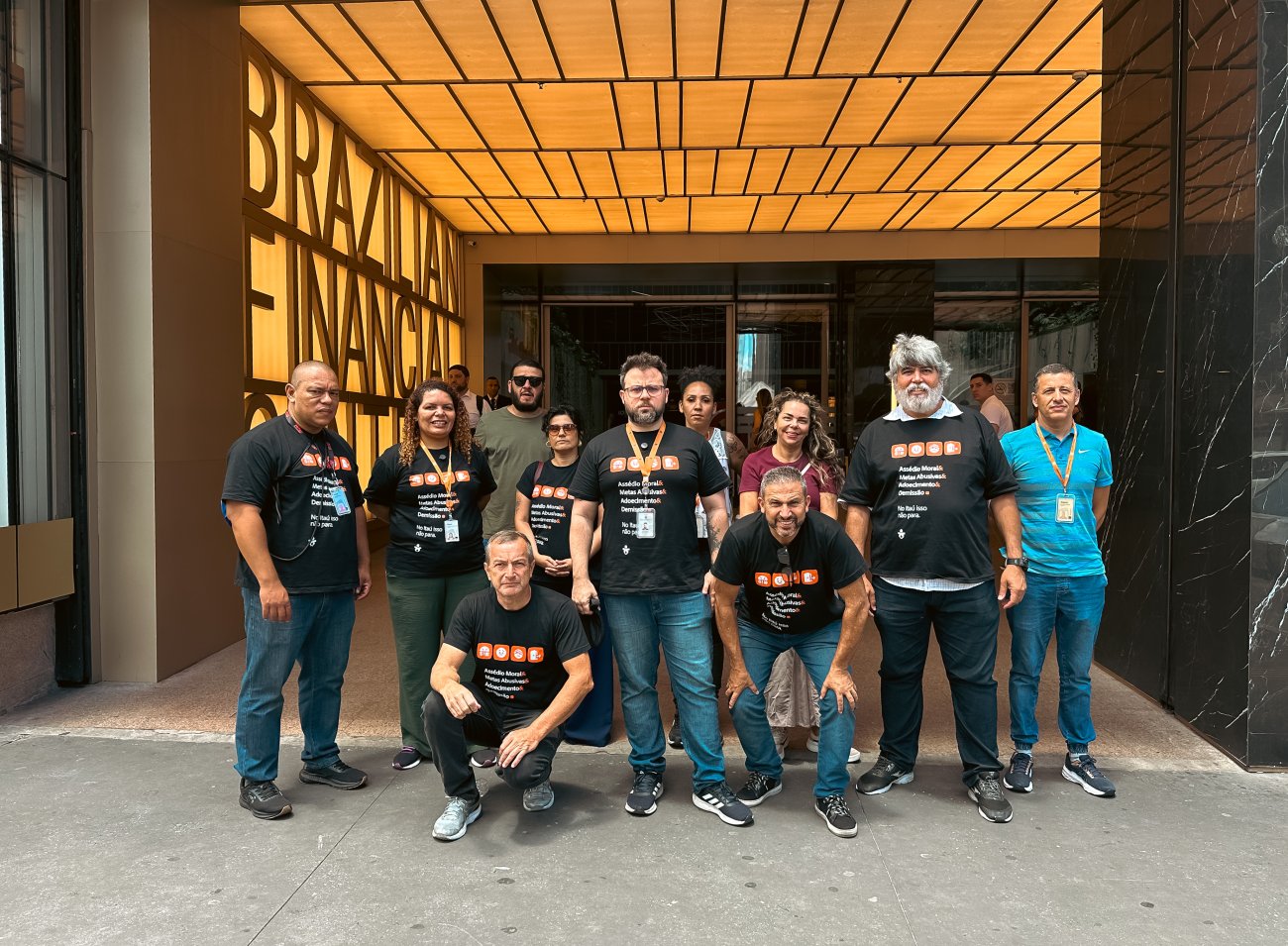 Dirigentes sindicais em protesto contra assédio moral no Itaú, em frente ao prédio prédio Brazilian Financial Center (foto: Seeb-SP) Dirigentes sindicais posam para foto em protesto contra assédio moral no prédio Brazilian Financial Center do Itaú