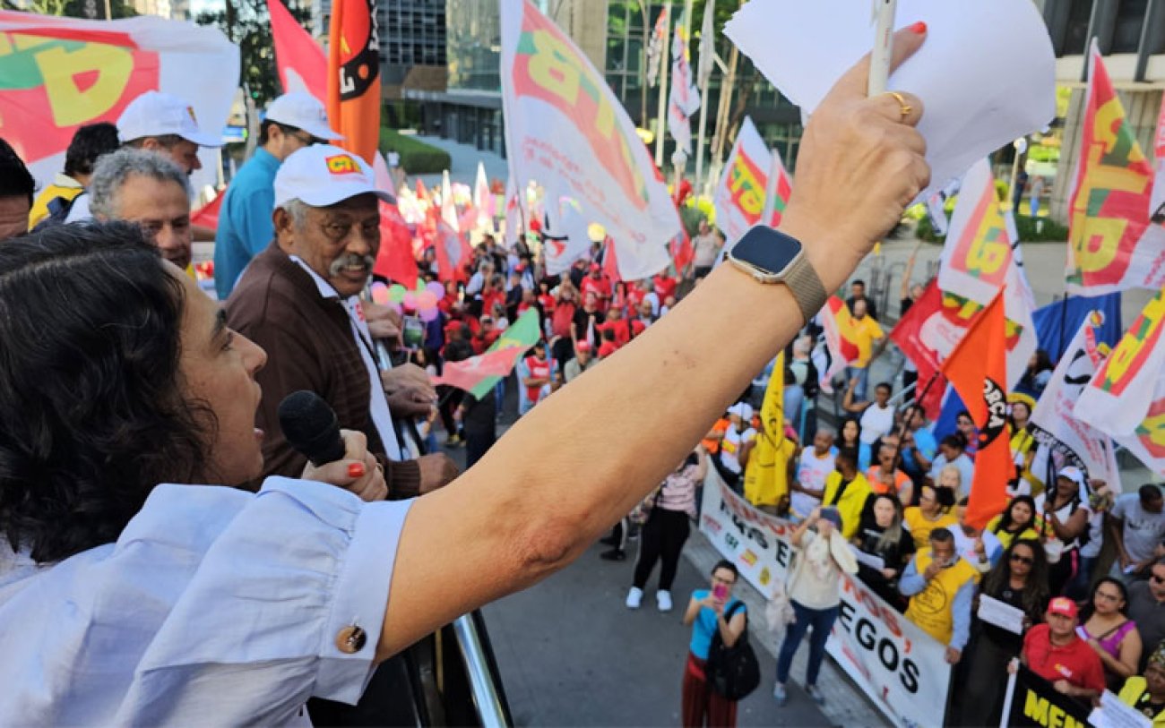 Aline Molina, presidenta da Fetec-CUT/SP, durante lançamento das Caravanas da Fetec 2024, em frente ao Banco Central. Foto: Sumara Mesquita Imagem mostra Aline Molina, presidenta da Fetec-CUT/SP, em cima de um trio elétrico, durante manifestação