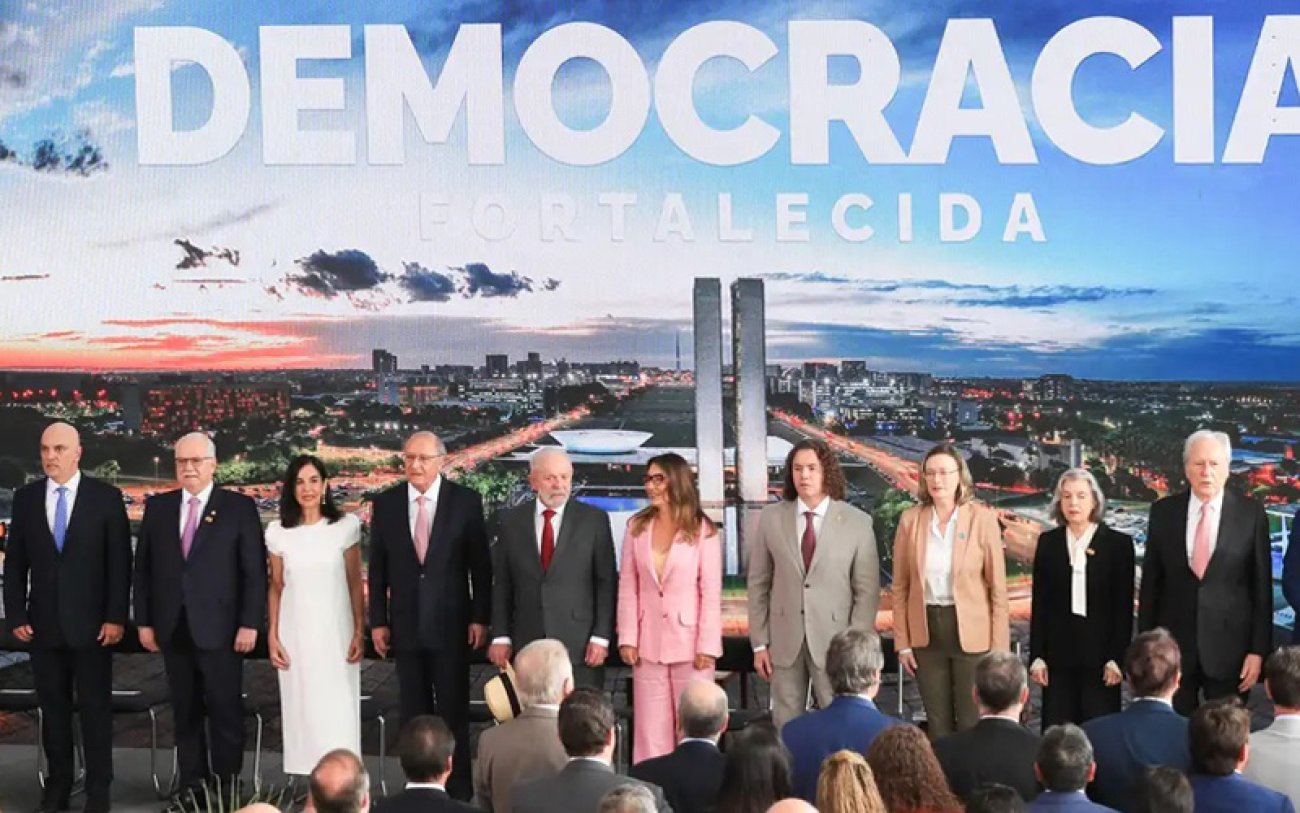 Ato a favor da democracia no Palácio do Planalto. Foto Lula Marques/ Agência Brasil Imagem mostra autoridades durante Ato a favor da democracia no Palácio do Planalto