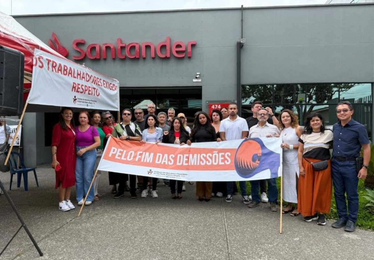 Foto: Seeb-SP Protesto contra demissões no Radar Santander