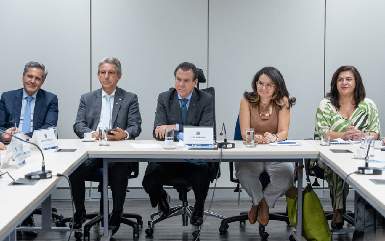 Da esquerda para a direita: Adauto Duarte, diretor de Relações Institucionais, Trabalhistas e Sindicais da Febraban; eputado federal Tadeu Veneri (PT- PR); Luiz Marinho, ministro do Trabalho e Emprego; Juvandia Moreira, presidenta da Contraf-CUT e coordenadora do Comando Nacional dos Bancários; e Neiva Ribeiro, presidenta do Sindicato e também coordenadora do Comando Nacional dos Bancários (Foto: Matheus Itacaramby/MTE) Da esquerda para a direita: Adauto Duarte, diretor de Relações Institucionais, Trabalhistas e Sindicais da Febraban; eputado federal Tadeu Veneri (PT- PR); Luiz Marinho, ministro do Trabalho e Emprego; Juvandia Moreira, presidenta da Contraf-CUT e coordenadora do Comando Nacional dos Bancários; e Neiva Ribeiro, presidenta do Sindicato e também coordenadora do Comando Nacional dos Bancários (Foto: Matheus Itacaramby/MTE)