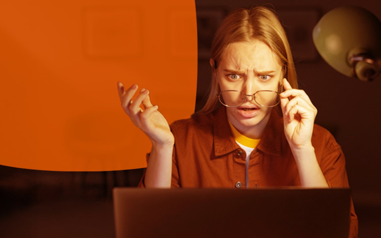 Arte: Freepik Foto de uma mulher assustada olhando para a tela do computador