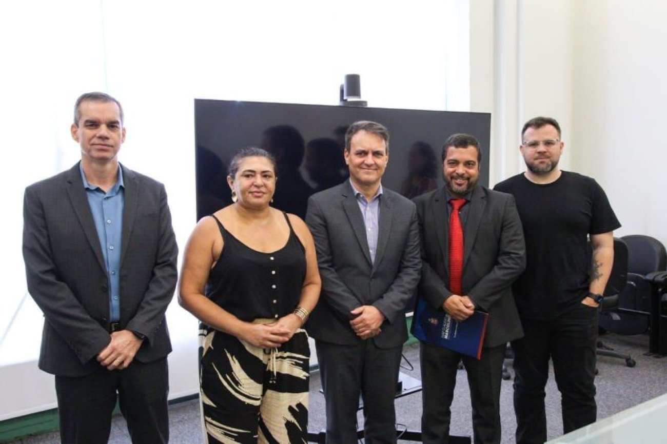 Neiva Ribeiro, presidenta do Sindicato; coronel Clodoaldo Cordesco, Coordenador da Assessoria Parlamentar da Secretaria de Segurança Pública de São Paulo; Luiz Cládio Marcolino, deputado estadual e ex-presidente do Sindicato; e Edegar Faria, coordenador do coletivo do Itaú do Sindicato (Foto: Comunicação do mandato do deputado Luiz Cláudio Marcolino) Neiva Ribeiro, presidenta do Sindicato; coronel Clodoaldo Cordesco, Coordenador da Assessoria Parlamentar da Secretaria de Segurança Pública de São Paulo; Luiz Cládio Marcolino, deputado estadual e ex-presidente do Sindicato; e Edegar Faria, coordenador do coletivo do Itaú do Sindicato (Foto: Comunicação do mandato do deputado Luiz Cláudio Marcolino)