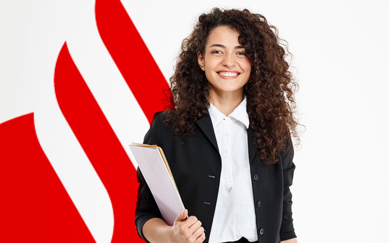 Imagem: Freepik Imagem de uma jovem, com o logotipo do Santander no fundo