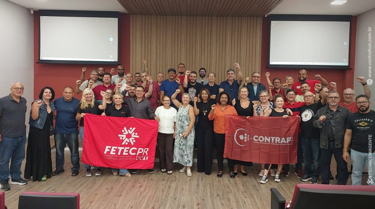 Sindicato participa de Conferência livre Nacional de Saúde Fotografia mostra participantes da conferência de saúde com bandeiras vermelha de seus sindicatos nas mãos