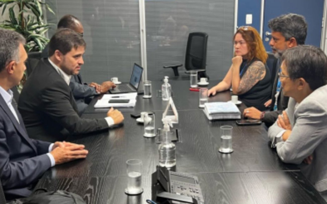 Dirigentes entregaram abaixo-assinado com quase 24 mil assinaturas em defesa do plano de saúde e apresentaram outras reivindicações dos trabalhadores Mesa de reunião entre dirigentes e vice-presidentes da Caixa