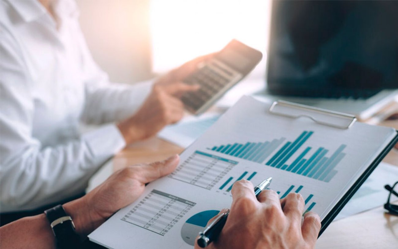 Imagem: Freepik Imagem de uma pessoa estudando planilhas e gráficos