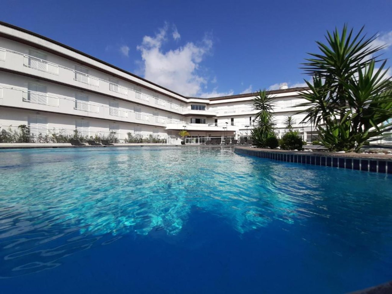 Sócios pagam menos em Colônia de férias do CVS Mais Fotografia mostra vista panorâmica da piscina