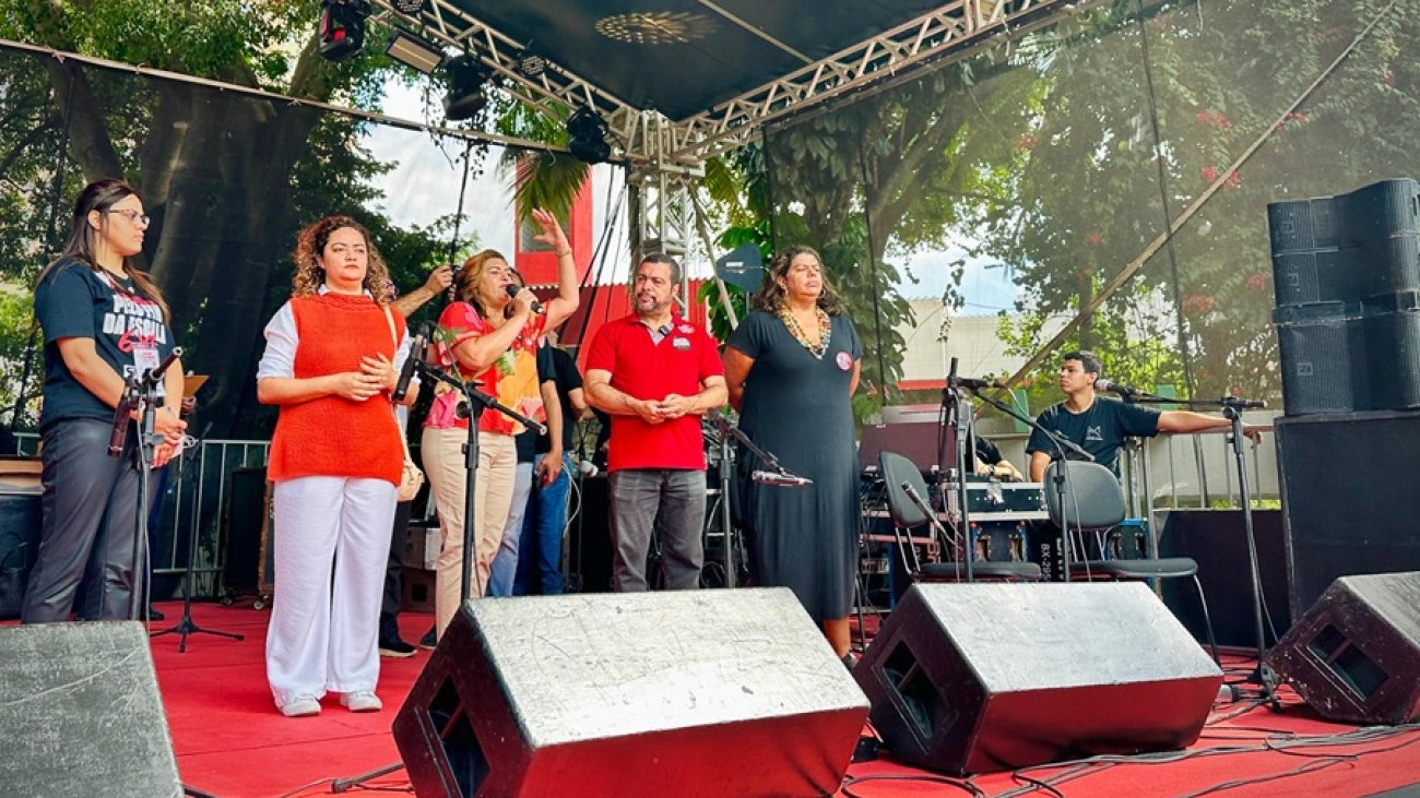 A parir da esquerda, Elisangela Calmon, coordenadora da CUT-SP Osasco, Lucimara Malaquias (secretária-geral do Sindicato), Neiva Ribeiro (presidenta do Sindicato), Luiz Cláudio Marcolino (deputado estadual pelo PT) e Ivone Silva (vice-presidenta da CUT-SP), durante manifestação pelo primeiro de maio Imagem mostra Elisangela Calmon, coordenadora da CUT-SP Osasco, Lucimara Malaquias (secretária-geral do Sindicato), Neiva Ribeiro (presidenta do Sindicato), Luiz Cláudio Marcolino (deputado estadual pelo PT) e Ivone Silva (vice-presidenta da CUT-SP), durante manifestação pelo primeiro de maio