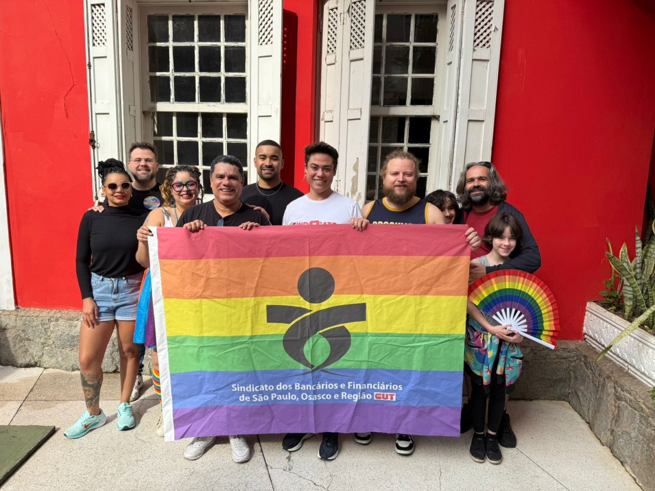 Dirigentes estiveram presentes na 29ª Parada do Orgulho LGTB na Av. Paulista Pessoas atras da bandeira com as cores do arco-iris
