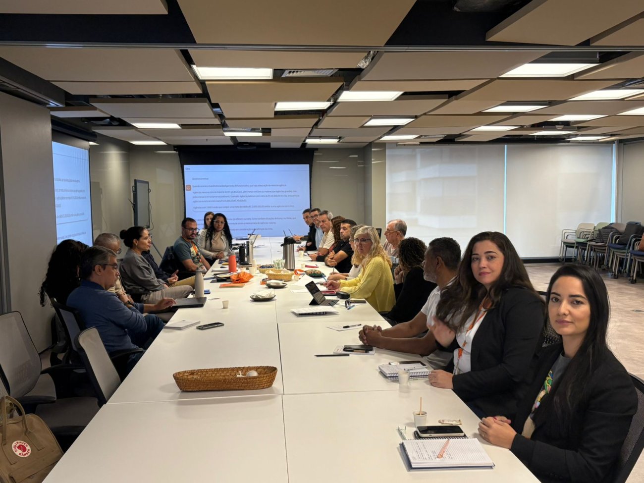 Imagem mostra dirigentes sindicais e representantes do banco sentados frente a frente e uma mesa comprida durante reunião para debater Comissão de Conciliação Prévia (CCV), o banco de horas, o programa de metas GERA, a reestruturação das agências e a segurança dos trabalhadores.
