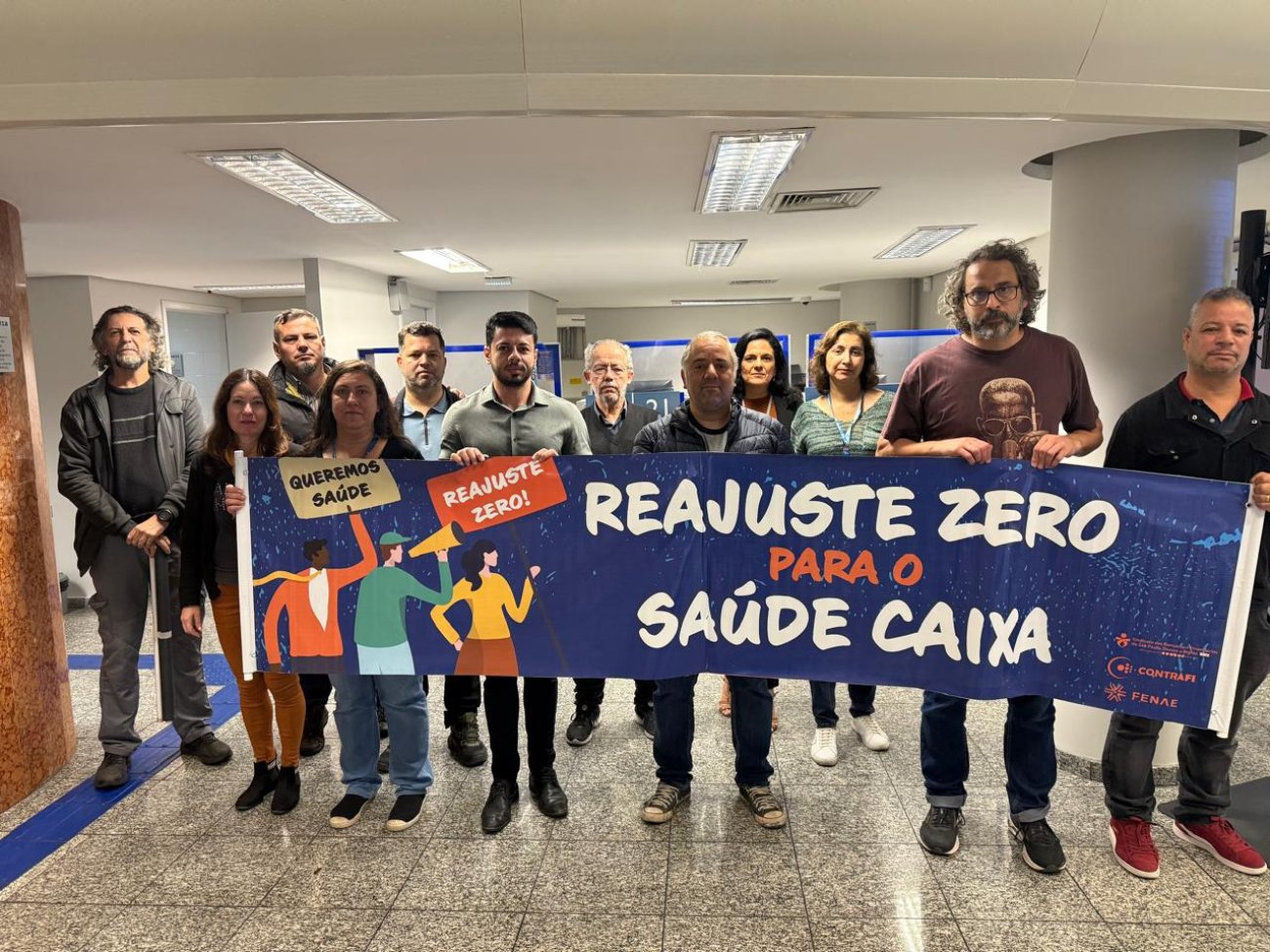 Protesto realizado em São Paulo reivindica reajuste zero no Saúde Caixa Fotografia mostra empregados da Caixa com faixa na mão com os dizeres reajuste zero no Saúde Caixa