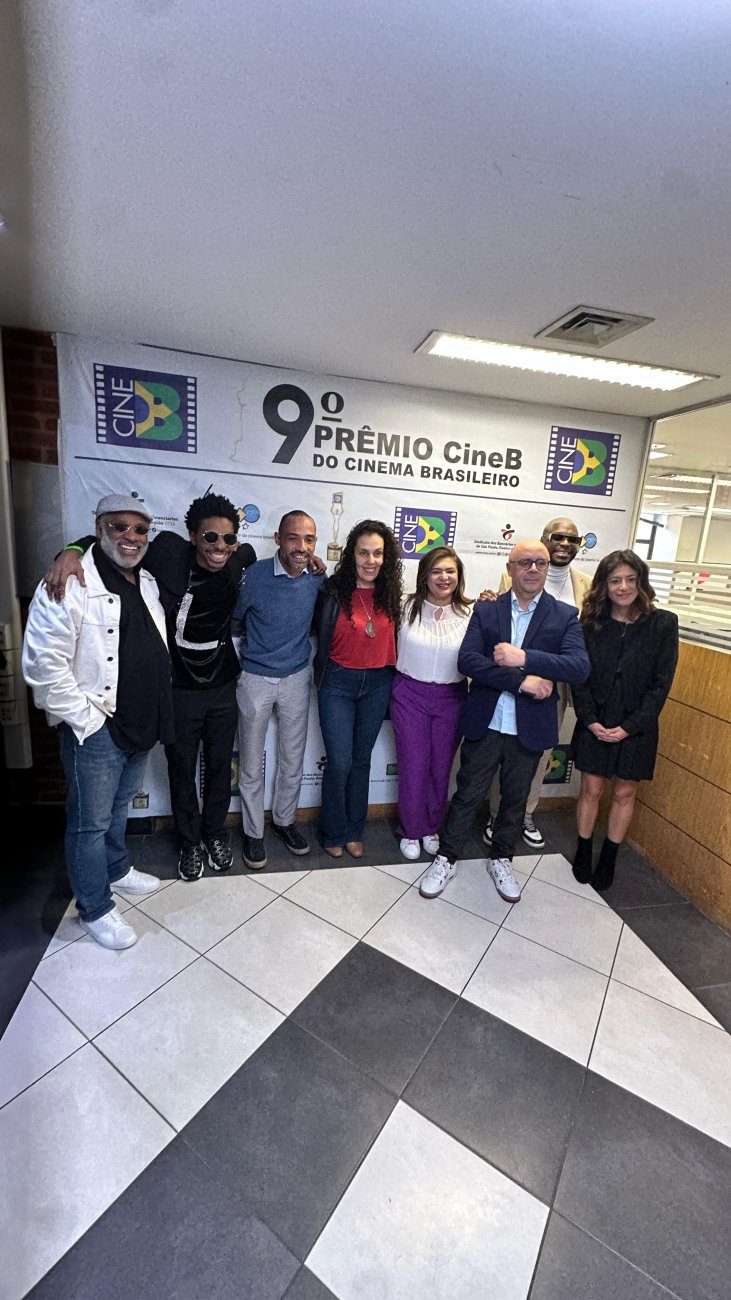 9º Prêmio CineB reune personalidades na sede do Sindicato dos Bancários de São Paulo Fotografia mostra várias pessoas abraçadas na sede do Sindicato