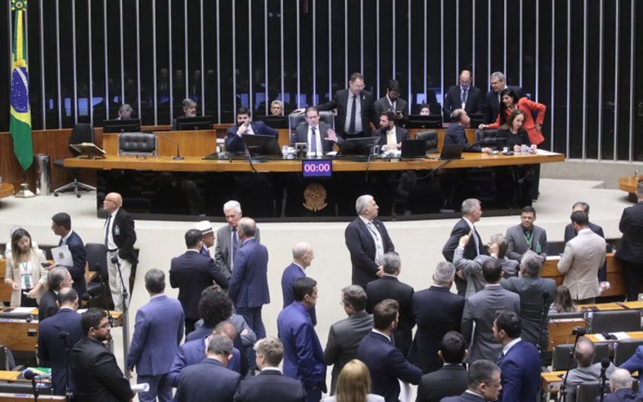 Deputados no Plenário da Câmara na votação de segunda-feira 16 Deputados no Plenário da Câmara na votação de segunda-feira 16