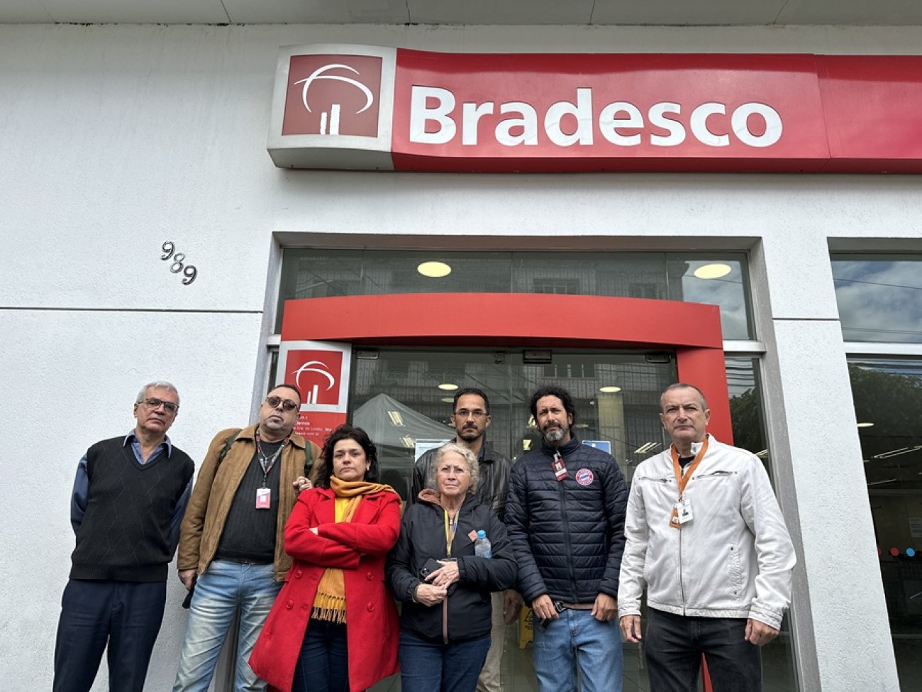Imagem mostra dirigentes sindicais em frente a agência do Bradesco na Vila Medeiros que será fechada