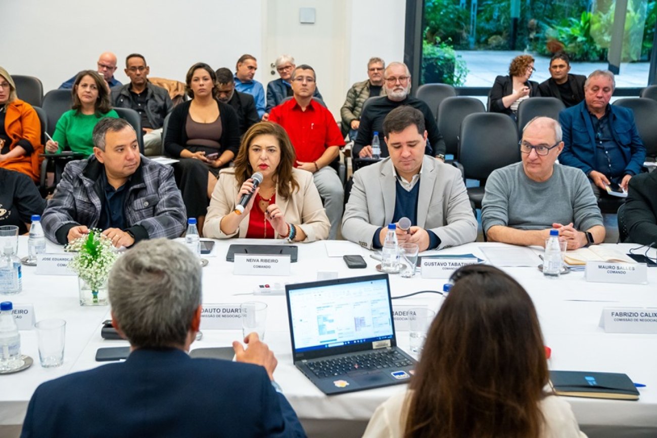 Imagem mostra mesa de negociação entre fenaban e o movimento sinidcal bancário que debateu a saúde mental dos trabalhadores bancários