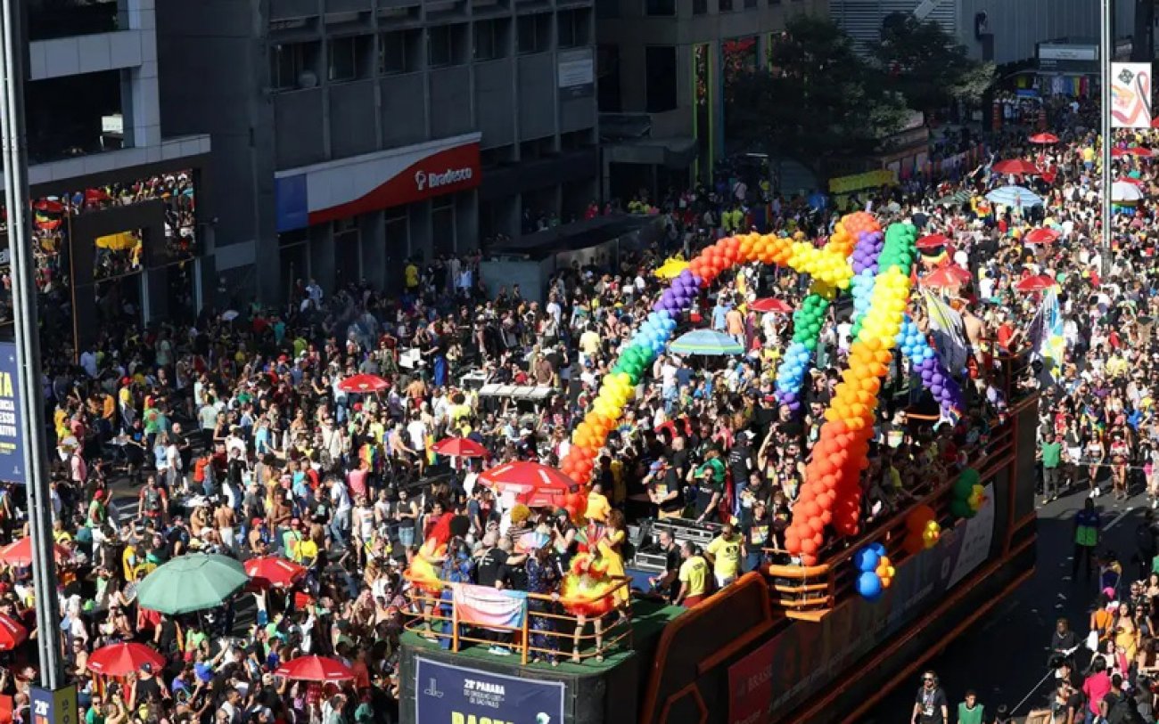 29ª Parada do Orgulho LGBT debate envelhecimento (Imagem: Rovena Rosa/Agencia Brasil) Fotografia mostra carro colorido com as cores da Parada do Orgulho LGBT de São Paulo