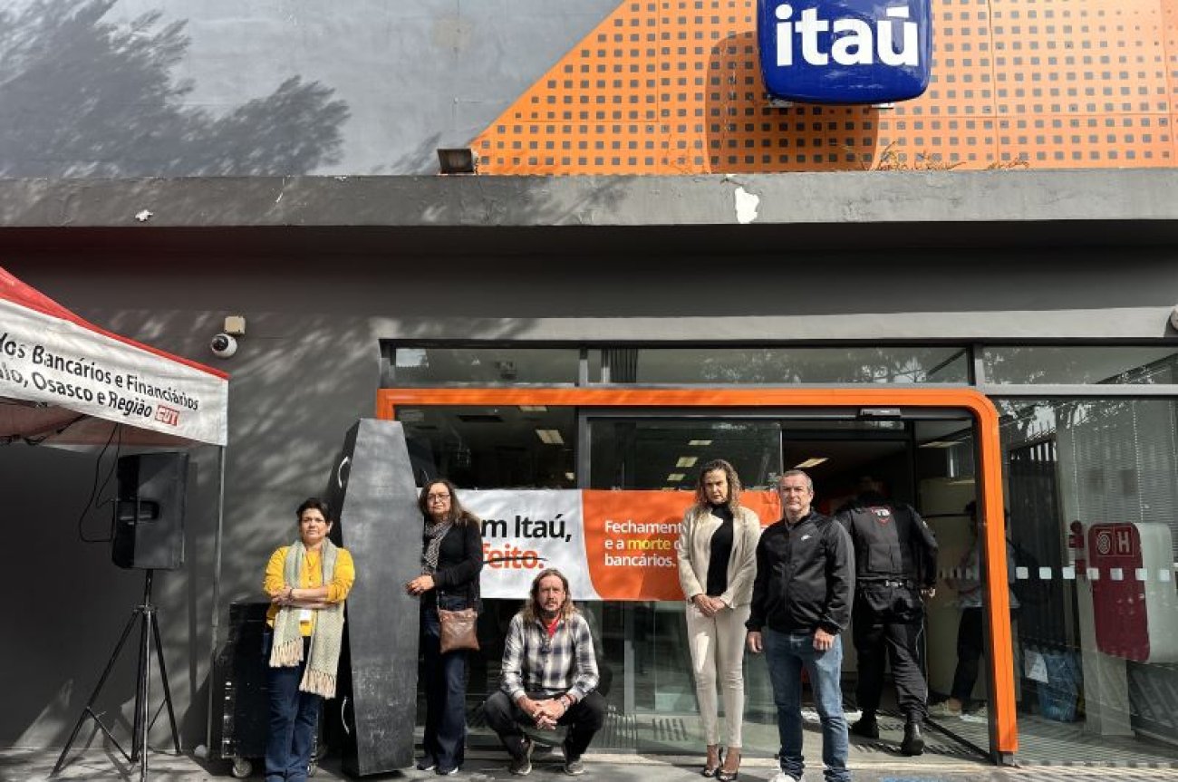 Foto: Seeb-SP Protesto do Sindicato contra fechamento do Itaú no Mandaqui