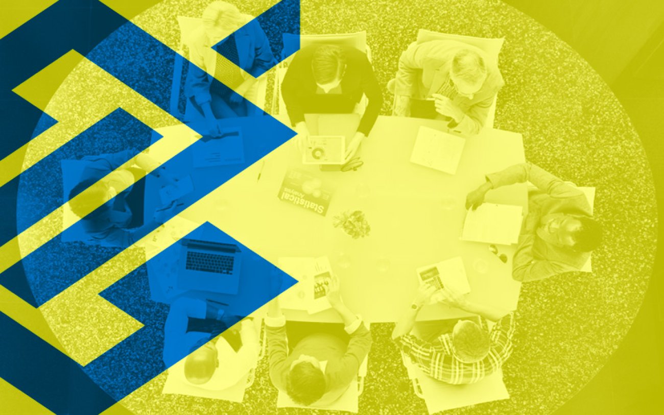 Imagem: Freepik Imagem em tons de amarelo, acompanhada do logo do BB, de pessões em reunião
