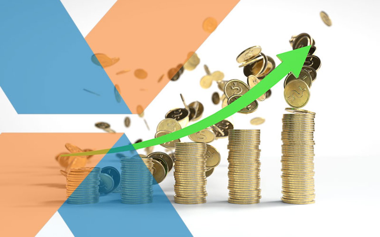 Imagem: Freepik Imagem de uma pilha de moedas, formando um gráfico de barras, acompanhada de uma seta para cima e o logotipo da Caixa