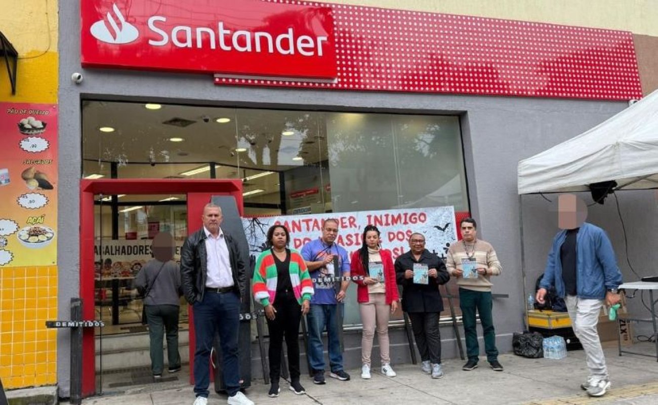 Foto: Seeb-SP Protesto em agência no Santander na Vila Matilde