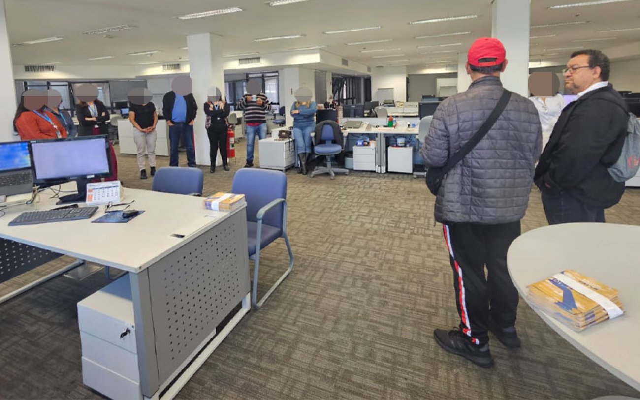 Dirigentes conversaram com empregados sobre a necessidade de mobilização para garantir o sucesso das negociações do Saúde Caixa, que começaram neste mês de julho (foto: Seeb-SP) Foto mostra interior do prédio da Caixa na Sé, com dois dirigentes conversando com os empregados, todos em pé e organizados em um círculo