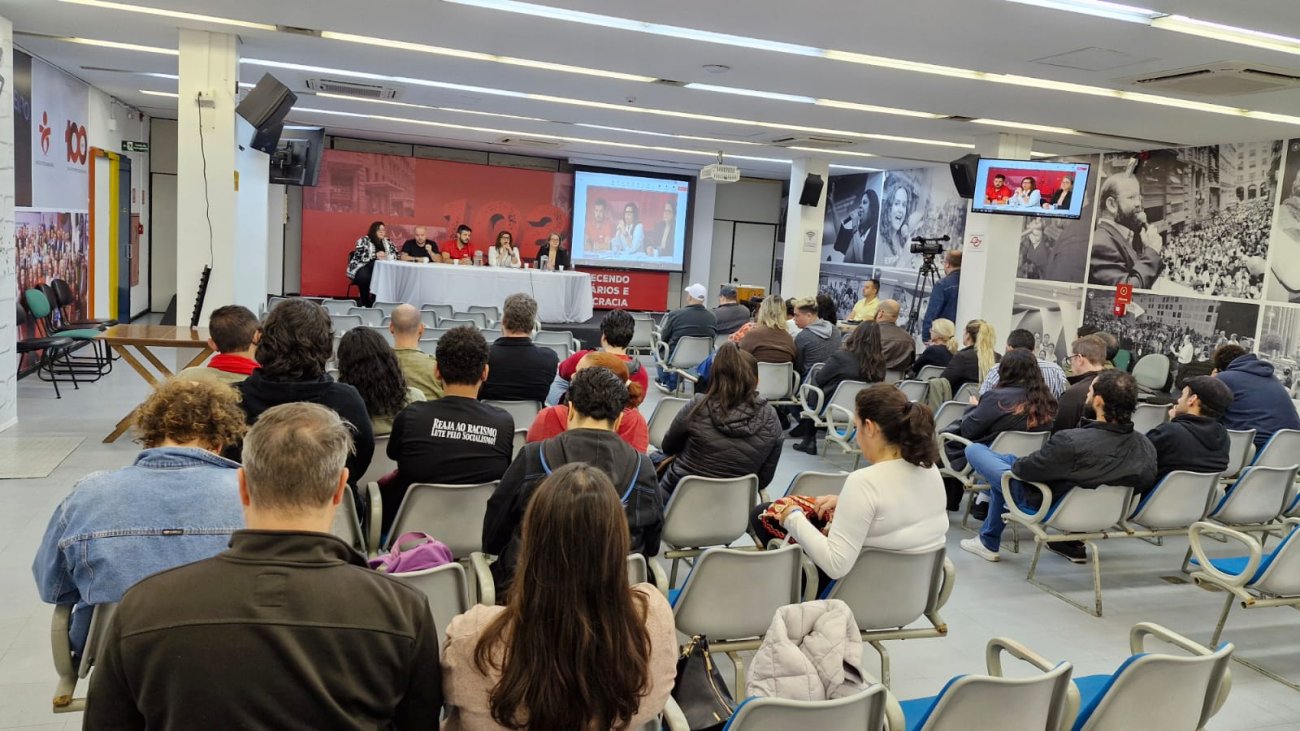Imagem mostra auditório cheio durante encontro dos bancários do Banco do Brasil