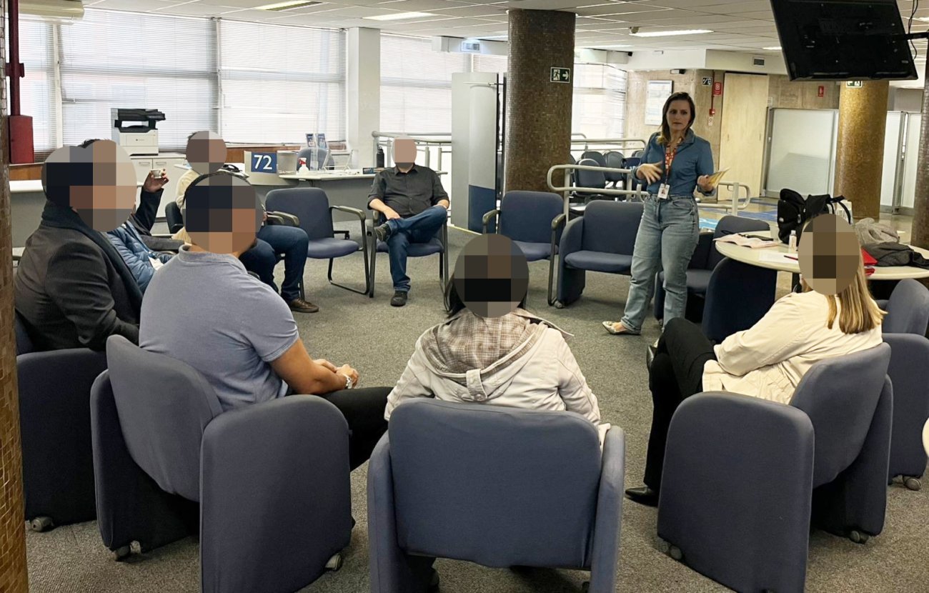 Em campanha pelo reajuste zero, Sindicato divulga cartilha sobre o Saúde Caixa nas agências