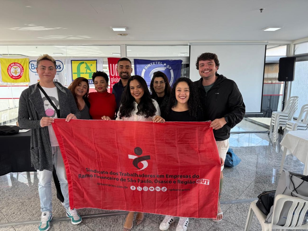 Delegação de dirigentes do Sindicato dos Bancários de São Paulo participaram do evento (foto: Seeb-SP) Dirigentes do Sindicato posam para foto com a bandeira da entidade na IX Oficina de Formação da UNI Juventude Brasil