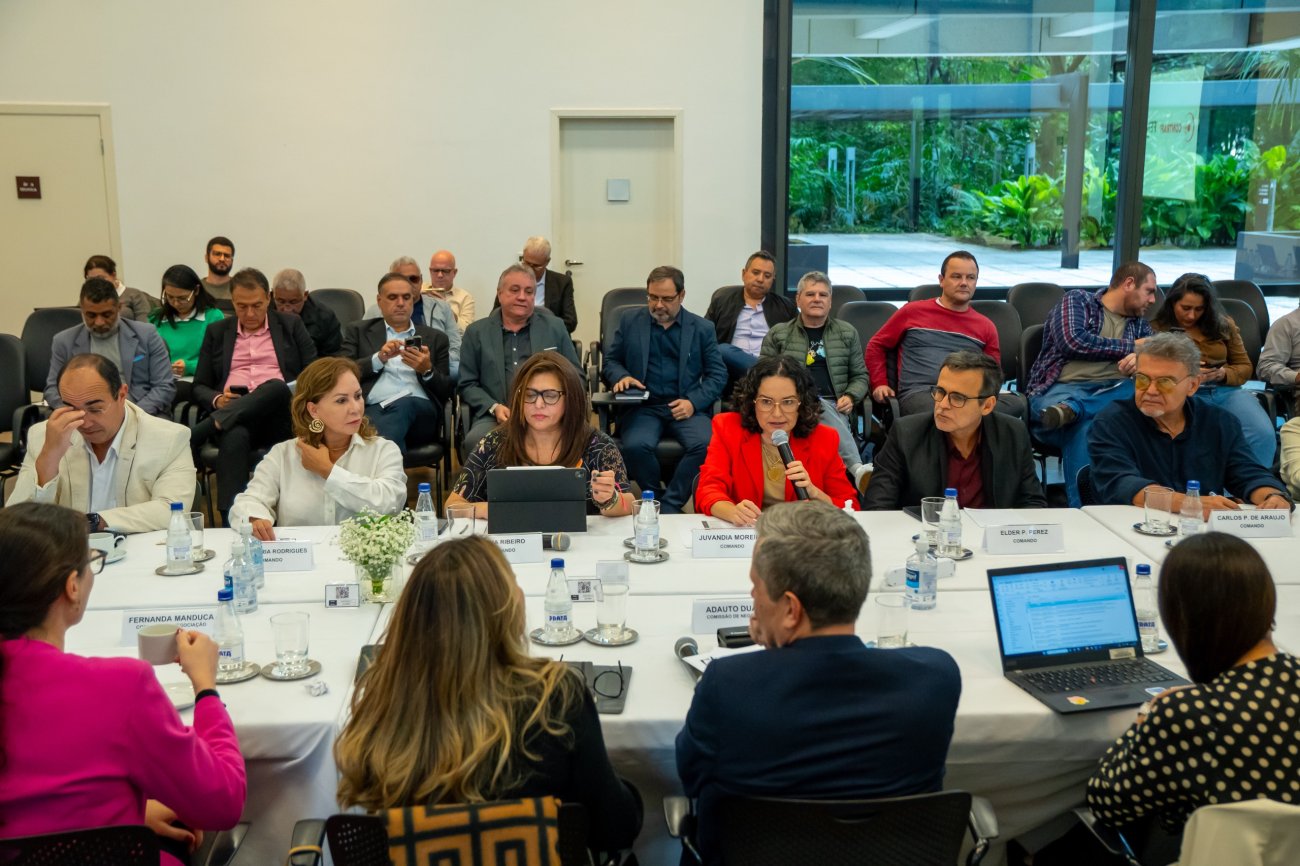 Comando Nacional dos Bancários cobra participação dos trabalhadores na discussão sobre os impactos da IA nos bancos (foto: Seeb-SP) Foto mostra mesa de negociação entre Fenaban e Comando Nacional dos Bancários